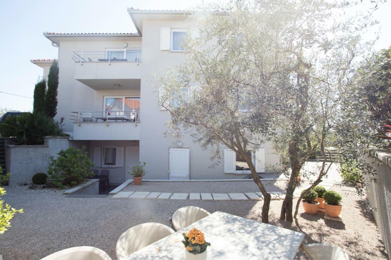 Apartments Villa Mantinela Malinska Buitenkant foto