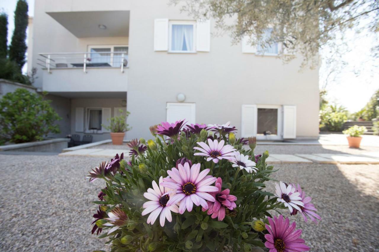 Apartments Villa Mantinela Malinska Buitenkant foto